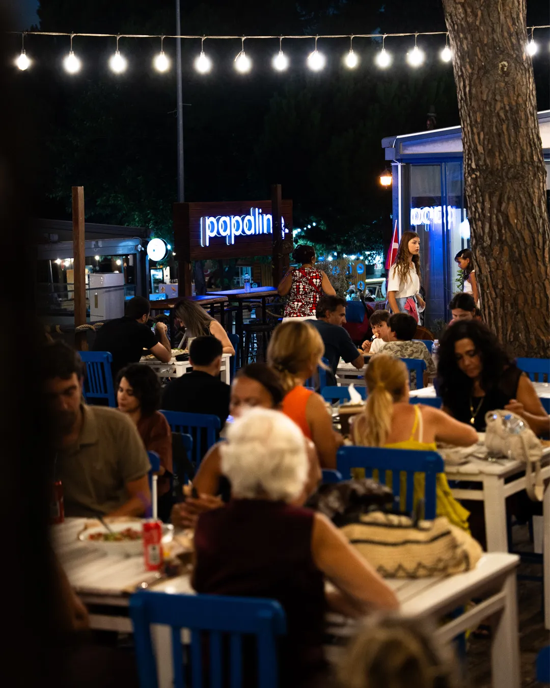 Gece kalabalık masalar
